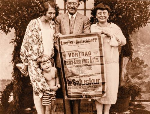 Dr. Otto Greither mit Frau und Sohn Otto sowie einer Bekannten und einem der ersten Vortragsplakate über die Salus-Kur.Foto Salus