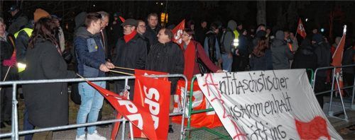 Draußen protestierten die Gegner der AfD: eine rechte, rechtsnationale Partei sei in Waldkraiburg nicht erwünscht.