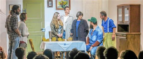 Drei kurzweilige Akte führen zur Lösung in der Kriminalkomödie „A Leich zum Kaffee“. Esspielen unter anderem mit (von links): Onkel Hubert, gespielt von Peter Steiner, seine Ehefrau Käthi (Elisabeth Parsiegla), die Amy aus Amerika (Johanna Zeisl), der Kommissar (Peter Haslreiter), Schwägerin Fanny (Johanna Steiner), der amerikanische Zwillingsbruder (Andreas Steiner) und der Opa (Wolfgang Färbinger). Foto Flug