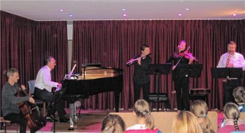 Durften den Musiksaal konzertant einweihen: (von rechts) Klaus Stöcklhuber, Constanze German-Bauer, Alessandra De Crescenzo, Alejandro Vila, und Oliver Büsel beim Zusammenspiel. Foto igr