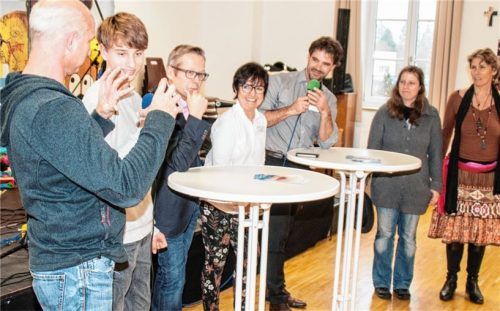 Ehemalige zu früh geborene Kinder sind starke Menschen geworden. Betroffene blickten in einer Gesprächsrunde zurück. Auf unserem Bild sind zu sehen (von links) Christian Schneider mit seinem Sohn Nicklas (15), der leitende Oberarzt der Kinderklinik, Dr. Ralf Brangenberg, Jutta Mertes, Leiterin der Kinderintensivstation, Privatdozent Dr. Gerhard Wolf, der Chefarzt der Kinderklinik, sowie Tamara Voss (27) mit ihrer Mutter Saba. Foto  Reuter