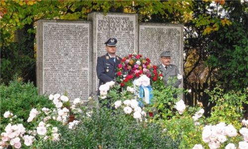 Ehrenwache am Kriegerdenkmal