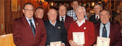 Ehrung für Vereinstreue mit (von links) Vorstand Christian Campehl, Martin Herrmann, Josef Bauer, Zweitem Vorstand Ruppert Bouslair, Alois Steinberger, Josef Hochreiter, Zweitem Bürgermeister Andreas Maierhofer und Richard Egger. Foto wag