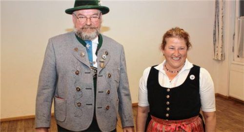 Ehrung für Vorständin Monika Singhammer: Gauvorstand Schinnagl überreichte ihr das Gauehrenzeichen.Foto weinzierl