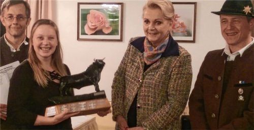 Ehrung in der Kastenau von links: Erster Schützenmeister Armin Klieber, Siegerin Susanne Roß, Oberbürgermeisterin Gabriele Bauer und Zweiter Schützenmeister Hermann Dodl.Foto re