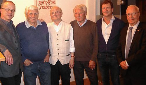 Ehrungen beim SV Westerndorf St. Peter: (von links): Erster Vorsitzender Klaus Jordan, Richard Neumeier, Sebastian Höhensteiger, der neue Ehrenvorsitzende Adolf Inkoferer senior, Zweiter Vorsitzender Josef Liebl und der stellvertretende Bürgermeister von Rosenheim, Anton Heindl.Foto re