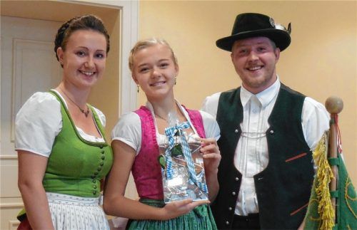 Ehrungen: Jugendleiterin Heidi Kebinger mit Franziska Glück und Vorplattler Michael Gneißl. Foto re