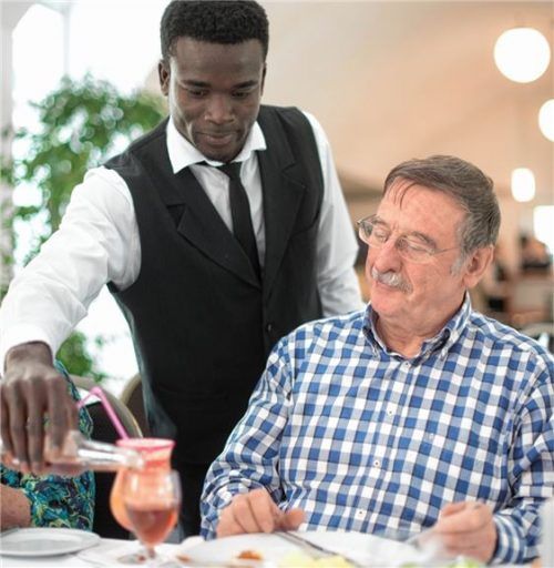 Ein Auszubildender aus Nordafrika im Service. Foto dpa