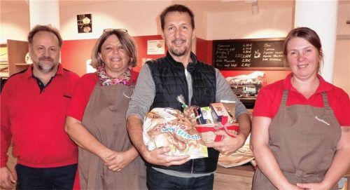 Ein besonderer Tag im Dorfladen Pfaffenhofen: Konrad Reich (52) aus Moos, zählt zu den treuen Stammkunden. Geschäftsführer Ulrich Lippert (links) und die Mitarbeiterinnen Elisabeth Nützel und Marianne Untereichmeier (rechts) begrüßten ihn als 25000. Kunden seit Eröffnung im Juni. Zu seiner Überraschung erhielt er einen kleinen Geschenkkorb. Foto  Lippert