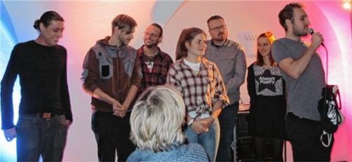 Ein Duell geliefert haben sich (von links) Sieger-Poet Maurice Massari, Felix Kaden, Jorge, Helene Ziegler, Oliver Walter, Annika Igler und am Mikrofon Lukas Wagner.Foto bek