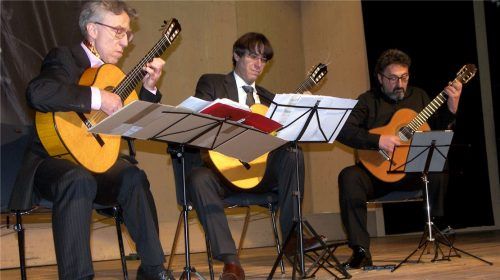 Ein einmaliges Trio beendete die „Saitensprünge“: (von links) Eliot Fisk, Joaquin Clerch und Aniello Desiderio. Foto  Auer
