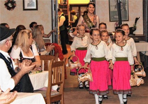 Ein feierlicher Einzug mit Musik und viel Applaus war der Auftakt der Regentschaft von Bad Feilnbachs Apfelkönigin „Johanna I.“ und ihren Prinzessinnen. Foto  Strim