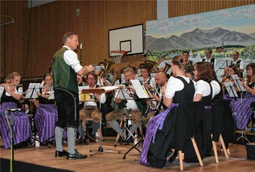 Ein gemeinsames Konzert gaben die befreundeten Blaskapellen Übersee (unser Bild) und Schleching. Foto  Vom Dorp