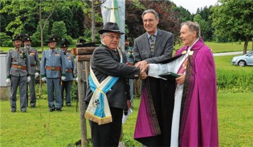 Ein Höhepunkt des Vereinsjahrs: die Pflanzung der Friedenslinde mit (von links) Herbert Hoyer, Bürgermeister Peter Solnar und Diakon Hans Weber. Foto reh