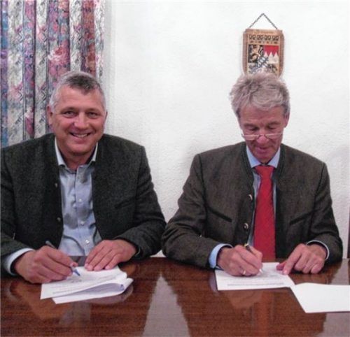 Ein neuer Wasserliefervertrag der Gemeinde Großkarolinenfeld wurde von den Bürgermeistern Bernd Fessler (Großkarolinenfeld) und Felix Schwaller (Bad Aibling) unterzeichnet. Foto  Heinz