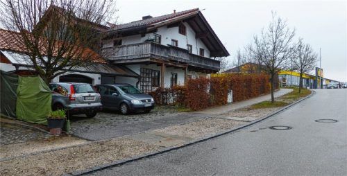 Ein Problem, das immer wieder auftritt: zuwenig Stellplätze. Ein Antragsteller vom Reuther Feld wollte nun auf seinem Grundstück auf Höhe des weißen Gartentürls einen weiteren Parkplatz errichten. Das darf er auch, allerdings nur unter der Voraussetzung, dass er keine separate Zufahrt errichtet, sondern über die Garageneinfahrt kommt.Foto  knothe