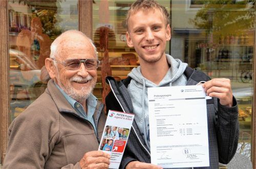 Ein starkes Duo: Absolvent Leon Hordt und Pate Wolfram Bruckmayer haben ihre Mission erfolgreich erfüllt. Foto fkn