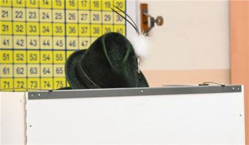Ein Trachtler macht am 24. September seine Kreuzerl in einem Wahllokal in Bad Endorf. Zwei Monate später ist immer noch keine Bundesregierung in Sicht. Foto amf