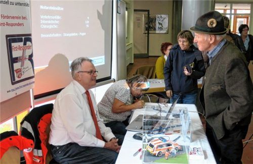 Ein voller Erfolg war die Öffentlichkeitsarbeit beim vierten Seniorentag des Fördervereins. Am Ende des Tages konnte sich Vorsitzender Reinhard Geigerseder (links) über 26neue Mitglieder freuen.Foto neuwirth