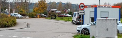 Ein Wachdienst, der in einem weißen Häuschen (rechts) untergebracht ist, weist Lkw ab, die auf den Aldi-Parkplatz fahren wollen. Das Unternehmen plant nun, die „Security“ durch eine Schranke zu ersetzen. Foto  pü