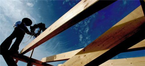 Ein Zimmerer befestigt einen Firstbaum. Ob man bereits in der Grundschule für diesen und andere Handwerksberufe Werbung machen soll, darum drehte sich eine Debatte im Kreisausschuss.Foto dpa