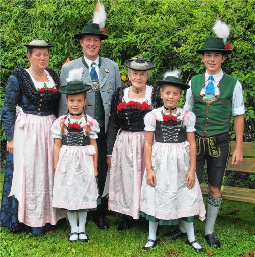 Eine fesche Familie: Ursula, Miriam, Ludwig, Rita, Regina und Kilian Huber (von links) tragen alle gerne Tracht.