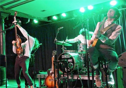 Eine herrlich schöne Parodie auf den depressiven Indie-Rock: mit hochgerissenem Bass Jonathan Richter, rechts davon Lennart Schilgen an der Gitarre und am Schlagzeug Daniel Bombei.Foto vk