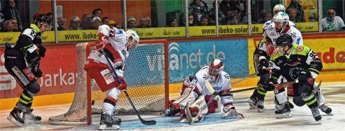 Eine Rosenheimer Chance aus dem ersten Derby gegen Landshut am 1. Oktober: Petri Lammassaari (89) traf hier nur den Pfosten. Vielleicht gelingt dem finnischen Kontingentspieler heute sein erster Treffer in einem Heimspiel. Foto  Ziegler