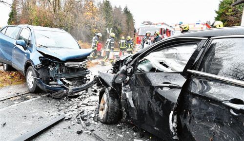 Eine Tote und sechs Schwerverletzte forderte dieser Frontalzusammenstoß am Samstag bei Siegsdorf.Fotos Lamminger