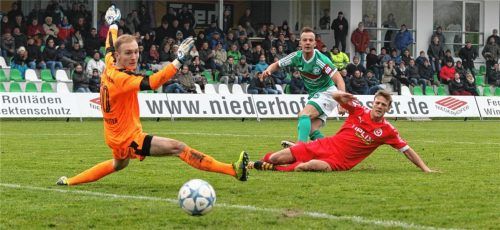 Einen Klasse-Konter von Schalding-Heining schloss Fabian Schnabel mit einem Flachschuss unhaltbar zum 2:0 ab. Mathias Heiß kam zu spät. Foto  lak