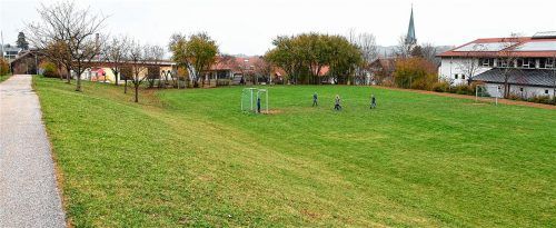 Einen neuen Beachvolleyball-Platz (hinten) wird der TSV St. Wolfgang auf dem Schulplatz errichten. Foto  Weingartner