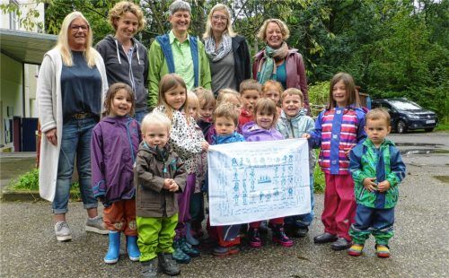 Einige Rappelkiste-Kinder mit ihren Erzieherinnen Heike Gordack, Claudia Rudolf, Gabi Schwarz (Leitung) und Michaela Krause sowie Kristin Memminger, Erster Vorstand der Elternintiative (von links). Foto re