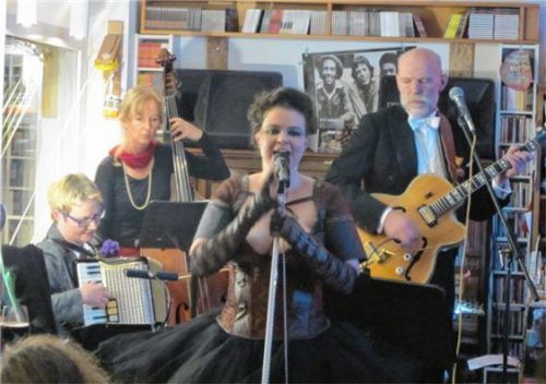 „Einziges Neopathetisches Orchester“ brachte die frivol-frechen Hits der 20er nach Ladenbergen.Foto benekam