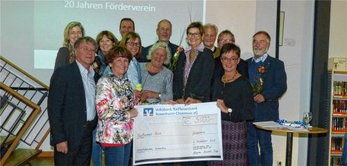 Eleonore Dambach und der Vorstand des Fördervereins überreichten Bibliotheksleiterin Susanne Delp eine weitere Spende für Bibliothekszwecke. Foto Bibre