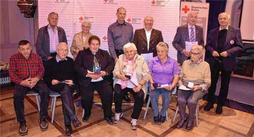 Elf langjährige Fördermitglieder waren beim Ehrenabend des Roten Kreuzes anwesend. Kreisvorsitzender Karl-Heinrich Zeuner (hinten rechts) überreichte ihnen einen Ehrenurkunde.Fotos Schlecker