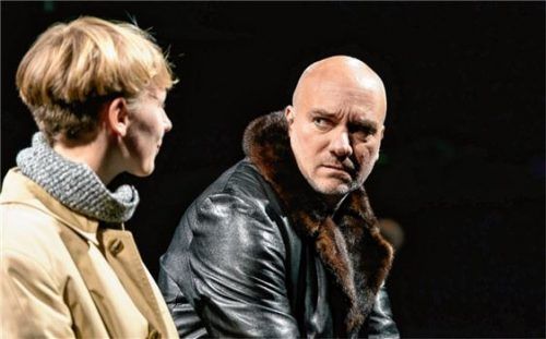 Elisabeth (Clara Liepsch) möchte gern ihre Leiche zum Kauf anbieten. Der Präparator (Frank Piotraschke) ist skeptisch. Foto  Flamm