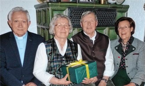Emma und Johann Schlosser (Bildmitte) freuen sich über den Besuch von Zweiter Bürgermeisterin Lilo Wallner und Pfarrer Drago Curic zu ihrer diamantenen Hochzeit.Foto Greiner