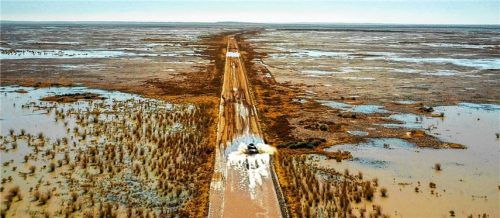 Endlose Weite: das australische Outback nahe Birdsville. Foto Auto-Medienportal.Net/Porsche