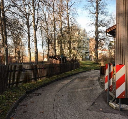 Eng und unübersichtlich ist die Straße am Hofberg zwischen Parkplatz und Adalbert-Stifter-Straße. Foto  lagler