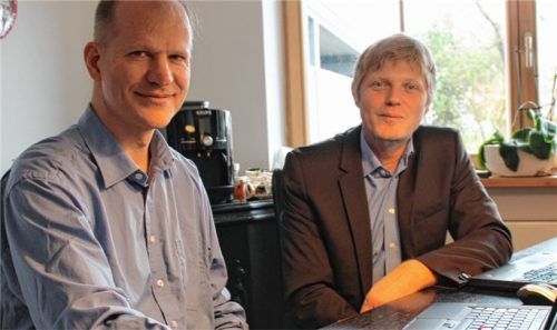 Entspannt auch ohne repräsentatives Büro: Die Gründer und Geschäftsführer derGepedu GmbH, Christian Buss und Christoph Vogt (von links). Das externe Büro soll aber bald folgen, denn die Firma der Zweitplatzierten expandiert. Foto heinz