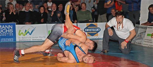 Er brannte ein Feuerwerk an Griffen ab: Eduard Tatarinov (rotes Trikot) legte seinen Kontrahenten Andreas Hillebrand nach vier Minuten auf die Schultern. Foto  Wittenzellner