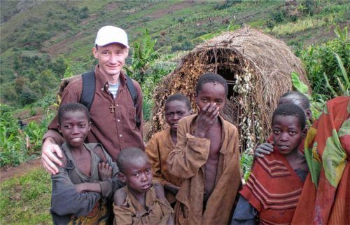 Erfahren in der Arbeit mit Kindern und Jugendlichen: Pater Pawel Beben, hier bei einem seiner Einsätze in Afrika, unterstützt die Padres im Kloster Reisach seit Sommer dieses Jahres. Foto re