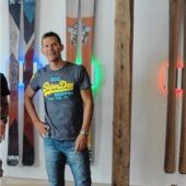 Mit Ski und Snowboard das erste Mal auf großer Messe