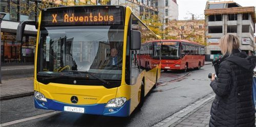 Erfolgsmodell Adventsbus: Er fährt an den Adventssamstagen auch heuer kostenlos – dank einer Initiative von Partnern aus dem Einzelhandel, die von Stadt, Wirtschaftsverbänden sowie Busunternehmen unterstützt werden. Foto Kuhn