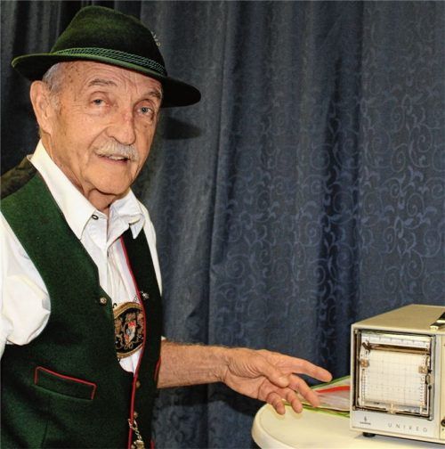 Erich Schartel zeigt das original Strom- und Spannungsmessgerät, mit dem er damals versucht hat, dem Phänomen technisch auf die Spur zu kommen. Foto Wunsam