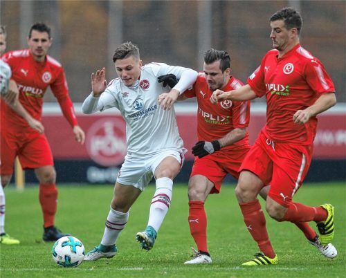 Erik Engelhardt (1. FC Nürnberg II ) im Dreikampf mit Robert Köhler und Markus Einsiedler (rechts). Fotos  Zink/Jüra