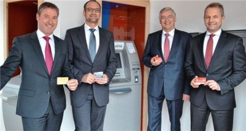 Eröffnung des neuen, gemeinsamen SB-Standortes in Achenmühle (von links): Christian Trattner, Vorstand Raiffeisenbank Aschau-Samerberg eG mit Prokurist Daniel Sauer, Alfons Maierthaler, Vorstandsvorsitzender der Sparkasse Rosenheim-Bad Aibling mit Vorstandsmitglied Karl Göpfert. Foto  re