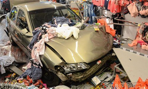 Erst am Ende des Ladens kam der 87-jährige Autofahrer mit seinem Opel zum Stehen. Fotos Ammelburger