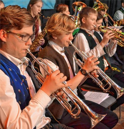 Erst nach mehreren Zugaben durften die jungen Musiker im Pruttinger Dorfstadl die Instrumente aus der Hand legen.Foto niessen