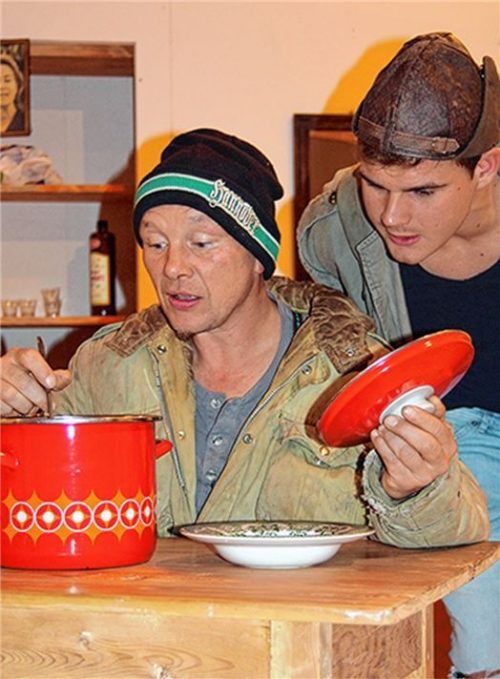 Erstaunt stellen die beiden Landstreicher (Thomas Rutter und Michael Hanslmeier) fest, dass noch warme Suppe da ist.